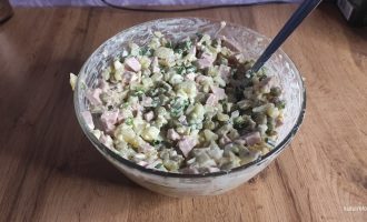 Готовый салат Оливье с колбасой, горошком и маринованными огурцами