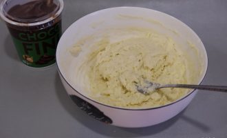 Добавление муки в тесто для сырников
