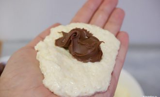 Формирование сырника с шоколадной начинкой