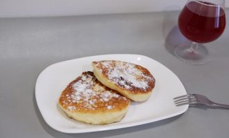 Готовые сырники с шоколадной пастой, посыпанные пудрой