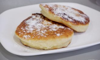 Сырники с шоколадной пастой на тарелке