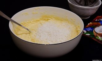 Добавление кокосовой стружки в тесто