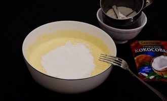 Добавление муки в тесто для кокосовых сырников