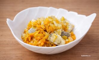 Тушеный минтай с морковью и луком