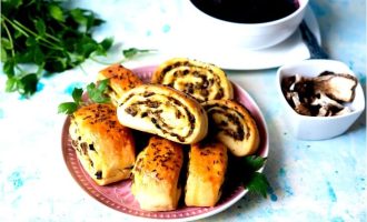 Рулетный пирог с грибами