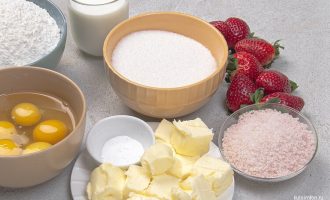 Ингредиенты для клубничного пирога - яйца, мука, сахар, масло и клубника