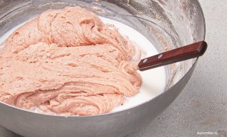 Сливочное масло взбивают с сахаром и яйцами для клубничного пирога