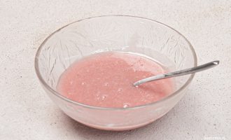 Глазурь из сахарной пудры и клубничного сиропа