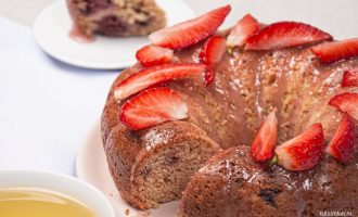 Готовый клубничный пирог с глазурью и свежей клубникой