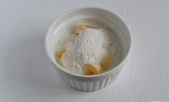 Бананы с мукой