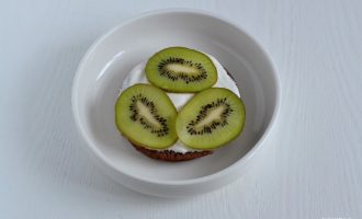 Киви на брауни