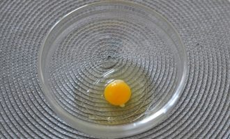 Яйцо в миске для теста бенто-торта