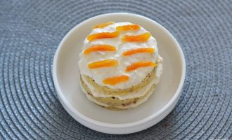 Украшенный курагой мини-тортик