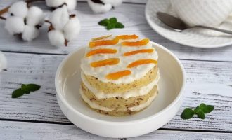 Готовый бенто-торт с бананом и орехами