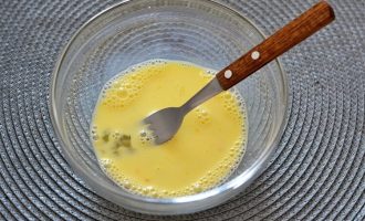 Взбитая яично-молочная смесь венчиком