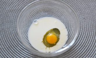 Молоко и яйцо в миске