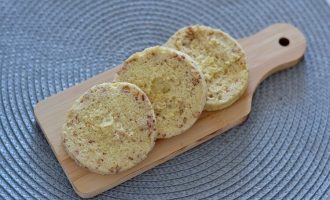 Нарезанные коржи бисквита
