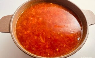 Готовый борш в кастрюле