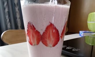 Клубничный молочный коктейль