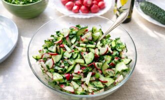 Салат с редиской и огурцом
