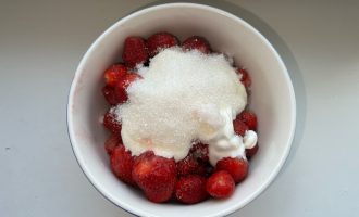 Клубника со сметаной и сахаром