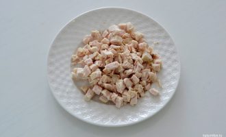 Отварная куриная грудка, нарезанная кубиками для салата Тиффани