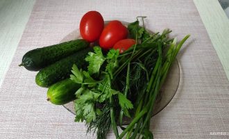 Огурцы с помидорами и зеленью