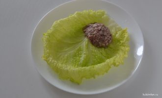Фарш на листе капусты