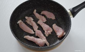 Грудка на сковородке
