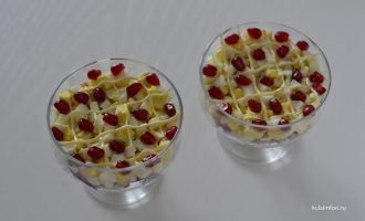 Салат с с курицей, яйцом и зернами граната