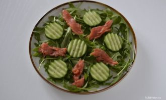 Рукола с огурцом и форелью