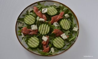 Рукола с форелью и сыром