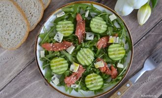 Рукола с сыром, форелью, огурцом