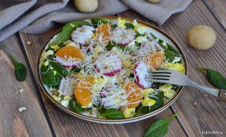 Шпинатный салат с пармезаном и мандаринами