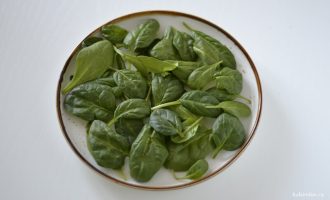 Листья шпината