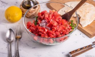 Нарезанные овощи и зелень в миске для приготовления салата Табуле