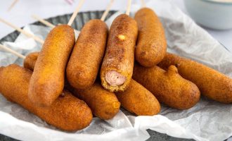 Что такое корн-дог — сосиска в кукурузном тесте на палочке
