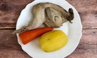 Вареная курица с луком, морковью и картофелем