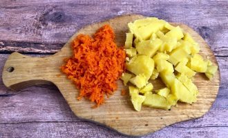 Картофель с морковью — нарезанные овощи для супа с клецками.