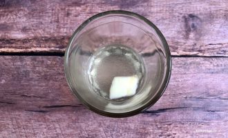 Масло сливочное — добавление сливочного масла в горячий бульон.