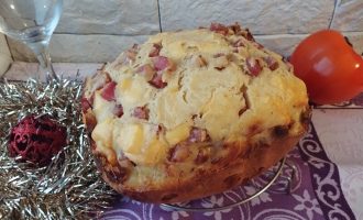Рождественский пирог с колбасой и сыром