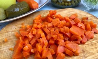Нарезанная кубиком морковь