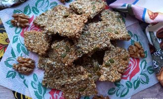Готовое хрустящее кето печенье из семян, поданное к столу как полезный перекус.