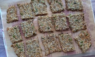 Кето печенье из семян, разделённое на порционные кусочки после выпекания.