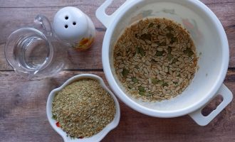 Смесь из семян подсолнечника, кунжута, льна и тыквы в миске.