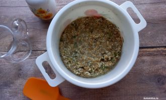 Смесь целых и измельченных семян с водой и солью для приготовления теста на кето печенье.