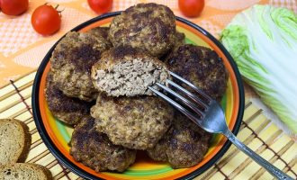Котлеты из мясного фарша с пекинской капустой