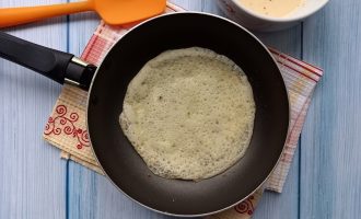 Крахмальный блин на сковороде