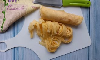 Нарезанный крахмальный блин