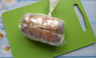 Подготовленный рулет из рульки в пакете перед варкой
